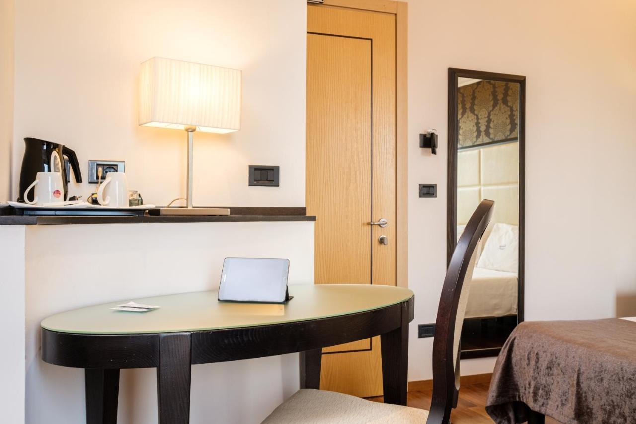 Hotel Touring Bologna Bagian luar foto